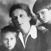 Бабушка Перла с детьми.