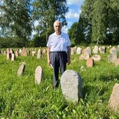 На старинном еврейском кладбище местечка Колышки, у надгробия моего прапрадеда Арье-Лейба.