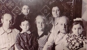 Семён, Дина, Ирина (моя сестра), Ида, Бэлла, Мендл, Наталья (сейчас Ривка) – дочь Бэллы. Середина 70-х.