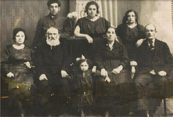 Семья Стринковских. Сидят: Бруха (Броня) Мордковна Стринковская-Черная, Мордко Гершкович Стринковский, дочь Брухи Соня Черная, Шейндл Хуновна Стринковская, жена Мордко, Аврум Черный, муж Брухи.  Стоят: Берко, Рахиль и Шифра (Женя) Стринковские.