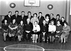 25 лет после выпуска. 10 «А» класс СШ №3 города Витебска.  Верхний ряд слева-направо: Володя Дистерло, Валя Холод, Шура Булахов, Валя Дьяконов, Оля Хейфец, Семён Френкель, крайняя справа – наша золотая медалистка Таня Бернштейн, рядом с ней Рая Левина. В нижнем ряду сидят преподаватели: в центре – директор школы Пасютин Михаил Иосифович, по его левую руку – учитель математики Богданова Надежда Борисовна, первая слева – учитель истории Озеран Ирина Григорьевна, вторая слева – преподаватель физкультуры Морозова Антонина Васильевна. 