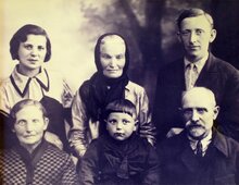 Сидят бабушка Хана, дедушка Борух я между ними. Стоят  мама Роня,  бабушка Йоха, папа Рувен.
