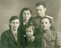Первый ряд мама Гуревич Анна Михайловна, Гуревич Вера Владимировна, папа Гуревич Владимир Романович Второй ряд сестра Лейбович Римма Владимировна, муж сестры Лейбович Евсей Шлёмович.