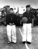 Илья Каган (слева) и Виктор Новик — судьи баскетбольного матча Могилев — Бобруйск (конец 40-х годов).