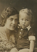 Людмила Мещанинова с сыном Марком. Ленинград, 1941 г.