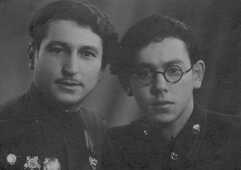 С братом — ветераном войны Григорием Рывиным, октябрь-ноябрь 1947 г.