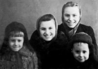 Галина Николаевна Лапицкая с детьми.