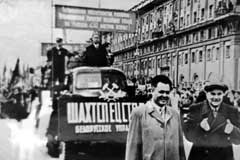 На Первомайской демонстрации в 1961 году. Колонну возглавляет Ефим Исаакович. Гауптман