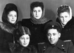 Первый сбор 'крапивок' в Минске. Сидят Соня Консисториум (Беккер), Наум Подерский. Стоят: Галя Консисториум, Ирина Родштейн (Шульман), Тося Лиштван.  1951 г.