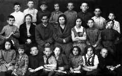 Драматический кружок, Чашники, 2 ряд, 3-й слева Гирш Левин - руководитель кружка, середина 1920-х гг.