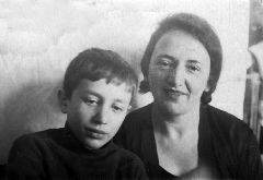 Виталий с мамой Эмилией Гавриловной,конец 1930-х.