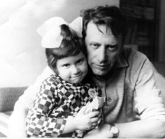 Виталий Соломонович с дочкой Таней,середина 1970-х.