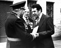 Виталий Шиндлер с ветеранами 220-й дивизии, начало 1980-х гг.