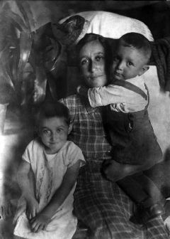 Слева Майя Бомштейн - сестра художника, Песя Хаймовна - мама, и Борис Бомштейн, 1940 год.