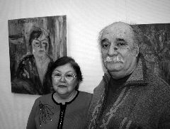 Борис Бомштейн с женой у портрета жены. Витебск, январь, 2009 год.