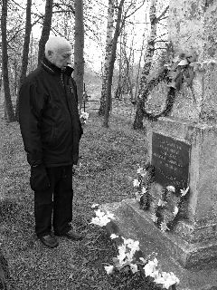 Александр Городницкий на месте расстрела могилевских евреев. Фото Александра Литина.