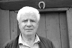 Юрий Нирман на пороге родительского дома.
