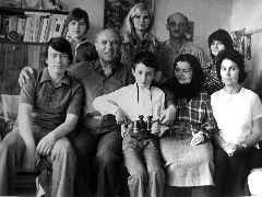 Борис Вейнерович с женой и сыном в гостях у отца. Коля - сын Бориса, внук И. Вейнеровича (с биноклем).