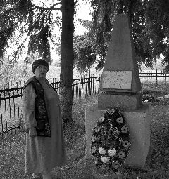 Нина Ивановна Трусова у памятника расстрелянным евреям Островно.