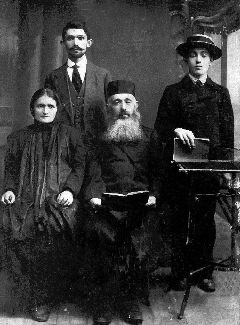 Шмер и Сима Герценовы с сыновьями Евсей и Хаимом. Витебск, 1916 г.