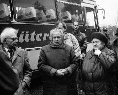 Михаил Рывкин, праведница Народов мира Софья Королева и узница Лиозненского гетто Зинаида Булкина. Лиозно, 1996 г.