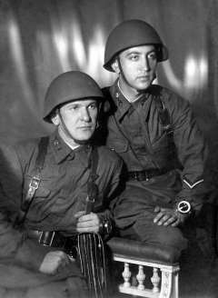 Семен Райхель и А.С. Маринич перед отправкой на фронт. Москва, 1941 г.