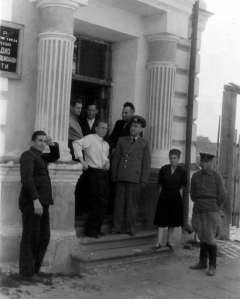 Витебские связисты. На крыльце (справа) Семен Райхель, 1951 г.