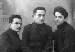 Справа – Моисей Фейгенберг, посередине – Исаак Фейгенберг, слева – неизвестный, на обороте – дарственная надпись двоюродной сестре Гите Утевской «В память пребывания в Гомеле от Моисея. 27.VII.07 г.»