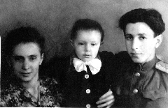 Мама Соня, брат Миша, папа Кива.