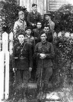 ����������� � ��������� ��������� � ���� ������ ���������. ������� �� ������� � 13/8/1944 �. ���������. ����������� �� ������������� ������. �������� �., ������ �., ����� �., ���� �., ������ �., ������ �., ������ �. (���� ������� ������������). ����� �. � ����� �������, ����� ������ (������) � � ��������, ������� ������ � ������ ��������, ����� �� ��� � ������ ������, � ������� ������ � ���� ������