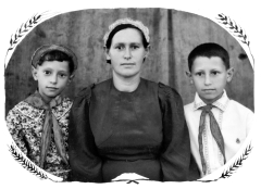 Мама с детьми Владимиром и Людмилой, 1948 г.