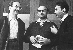 Три товарища: Давид Симанович, Владимир Хазанский, Илья Коган, середина 1970-х годов. Три товарища: Давид Симанович, Владимир Хазанский, Илья Коган, середина 1970-х годов.