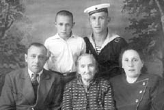 “На побывку прибыл молодой моряк”. Николай, его брат Виля, отец Леонид Захарович, бабушка Хая Евсеевна, мама Дина Марковна.